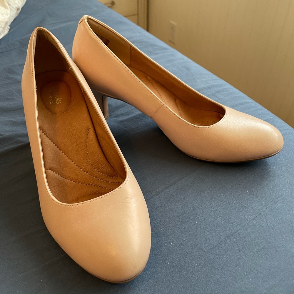 Clarks Leather Nude Pumps Size 9